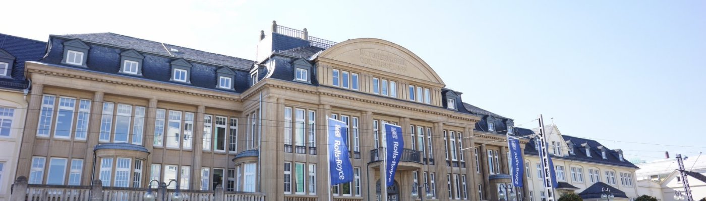 Stadthalle_Rathaus_Fussgaengerzone_01.JPG