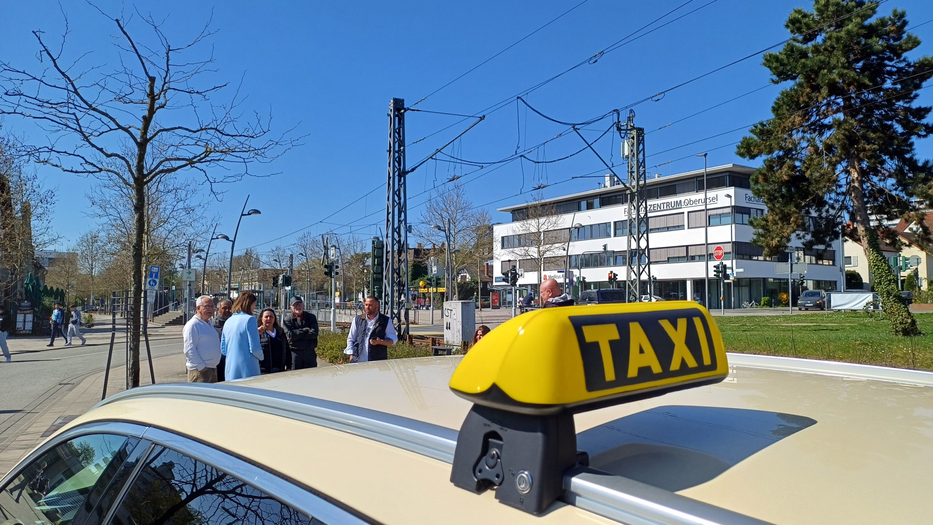 Zu sehen sind Taxifahrerinnen und Taxifahrer im Dialog mit Bürgermeisterin Antje Runge während eines Vor-Ort Termins im Jahr 2025. Quelle Stadt Oberursel
