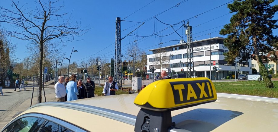 Zu sehen sind Taxifahrerinnen und Taxifahrer im Dialog mit Bürgermeisterin Antje Runge während eines Vor-Ort Termins im Jahr 2025.  Quelle Stadt Oberursel