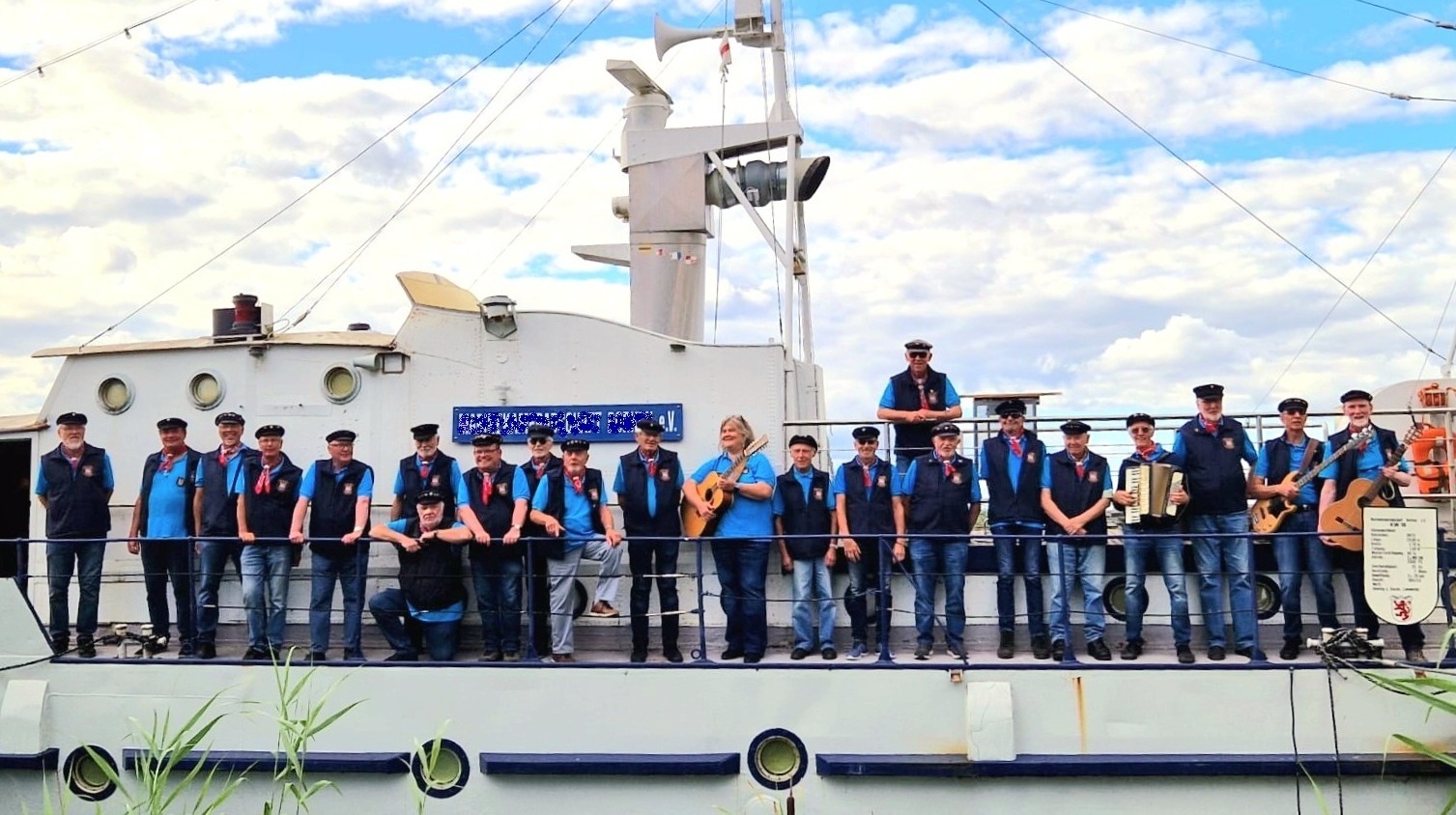 Das Foto (Quelle: Privat) zeigt den Shanty-Chor auf dem Küstenwachboot KW18 im Singliser See.