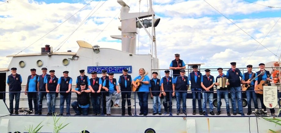 Das Foto (Quelle: Privat) zeigt den Shanty-Chor auf dem Küstenwachboot KW18 im Singliser See.
