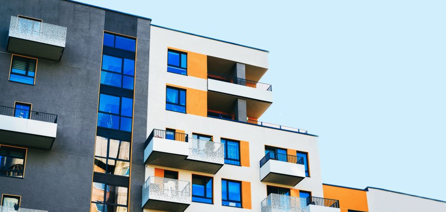 Modernes, mehrstöckiges Wohnhaus
