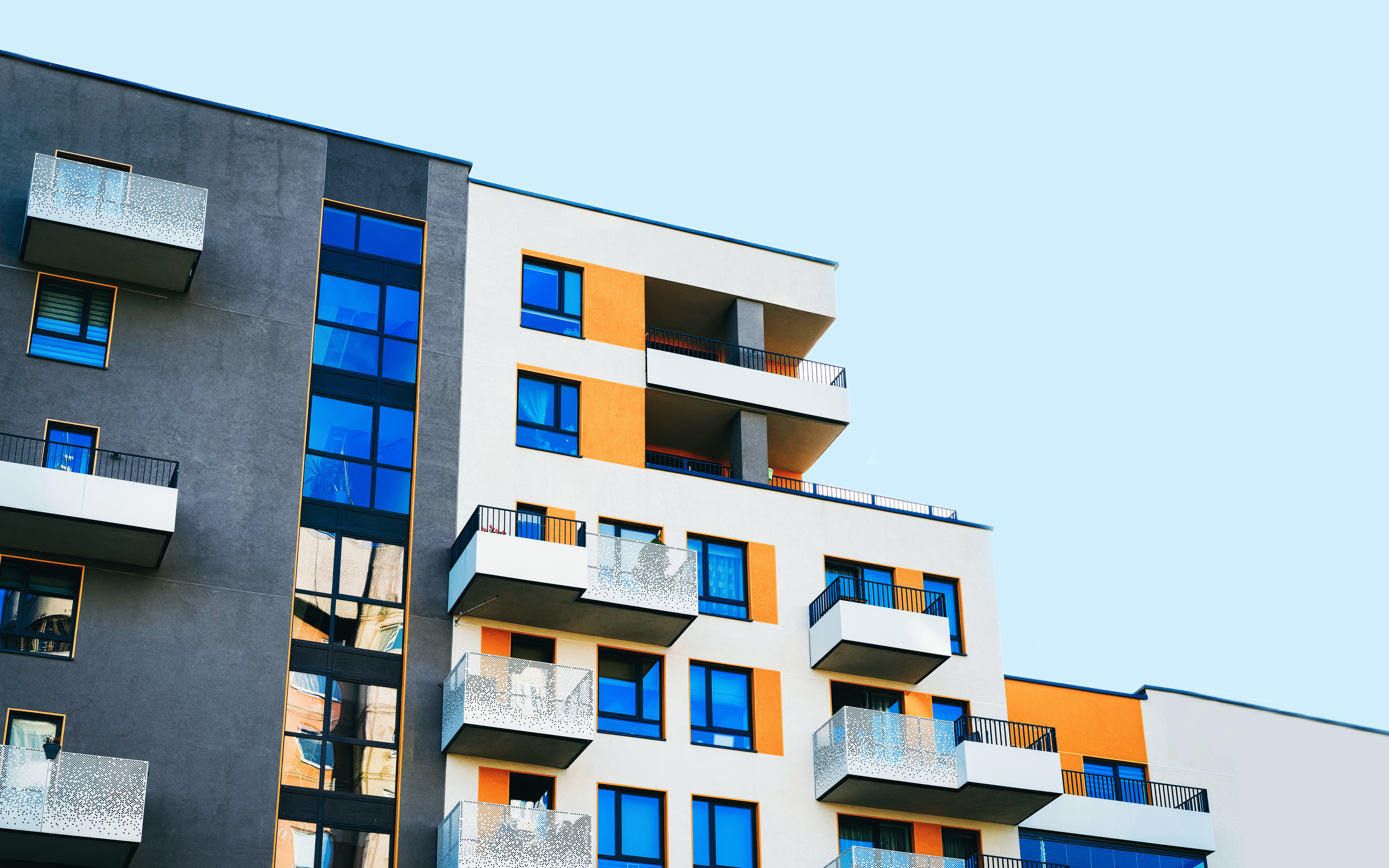 Modernes, mehrstöckiges Wohnhaus