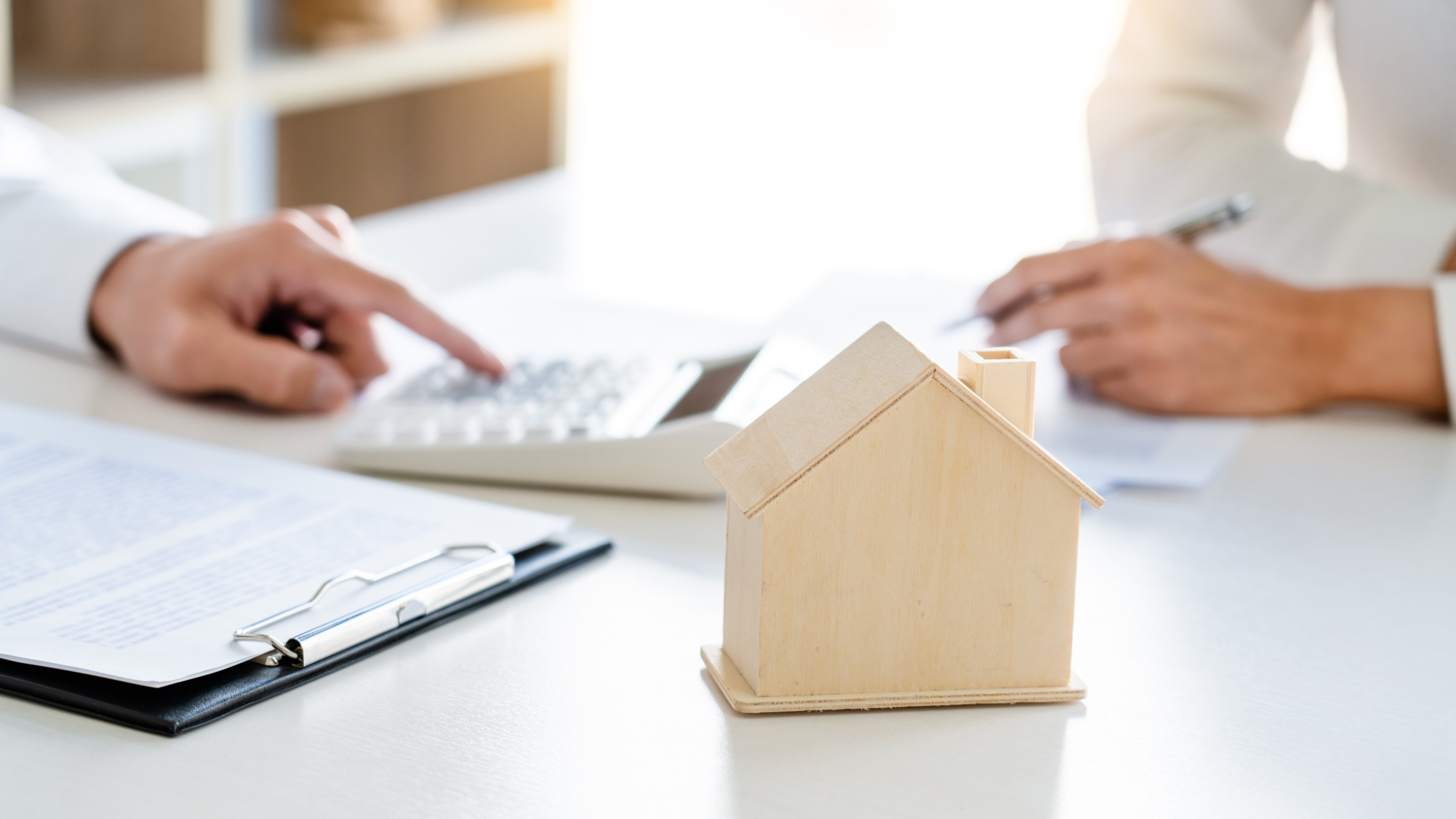 Model Holzhäuschen, Taschenrechner und Formulare