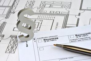 Neubauten mit einem Rohbau und Bauplänen