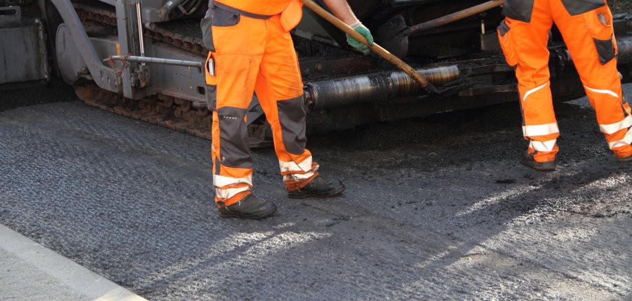 Arbeiter beim Asphaltieren
