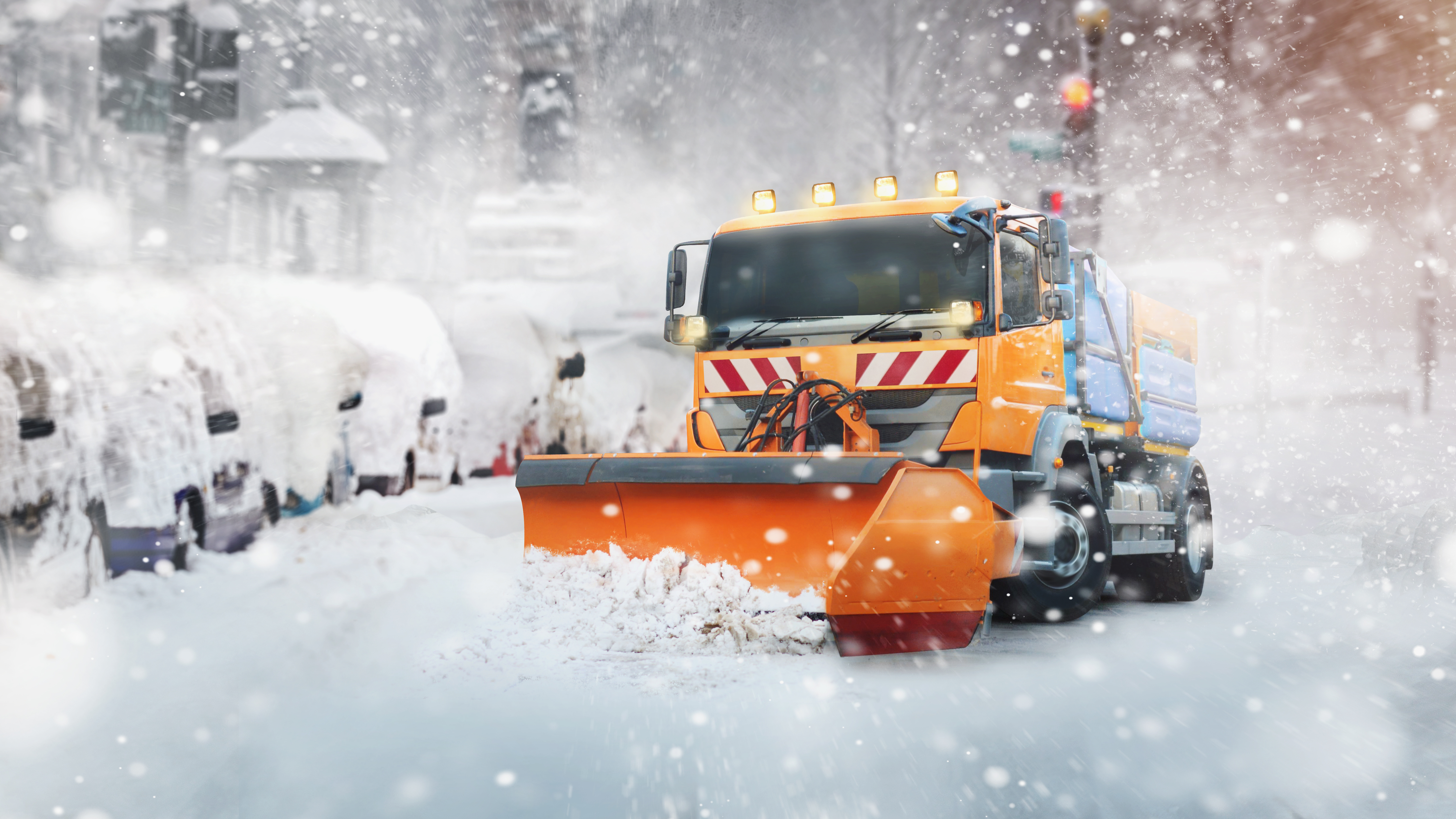 Professioneller Schneepflug in der Stadt