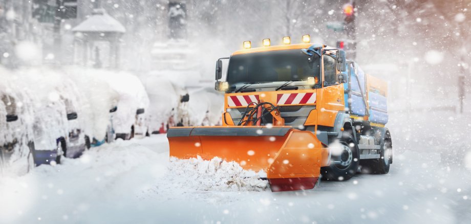 Professioneller Schneepflug in der Stadt