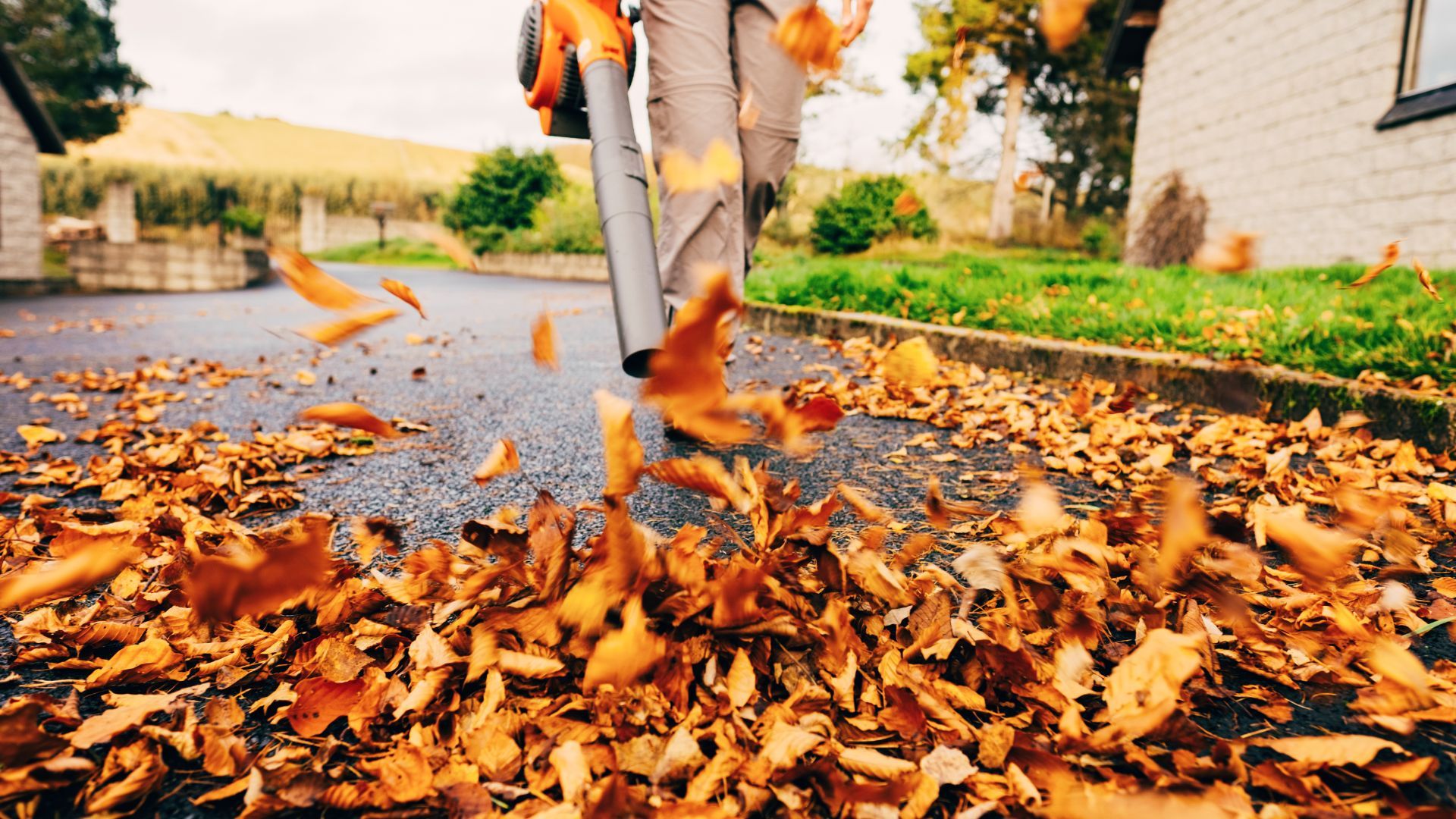 Laubbläser im Herbst