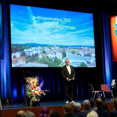 Moderator Markus Hertle begrüßt die Gäste zum Bürgerempfang 2023