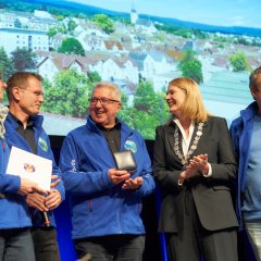 Antje Runge freut sich mit der LOK