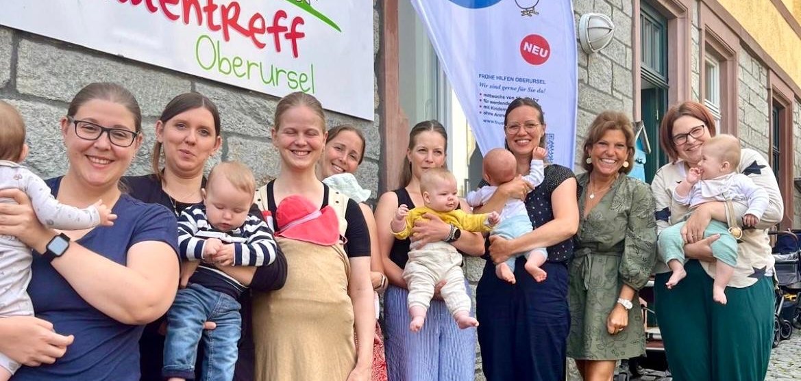 Foto: Mütter mit Kindern vor dem Familientreff e.V. und der pädagogischen Fachkraft Verena Winterle (2. von rechts) (Quelle: Stadt Oberursel).