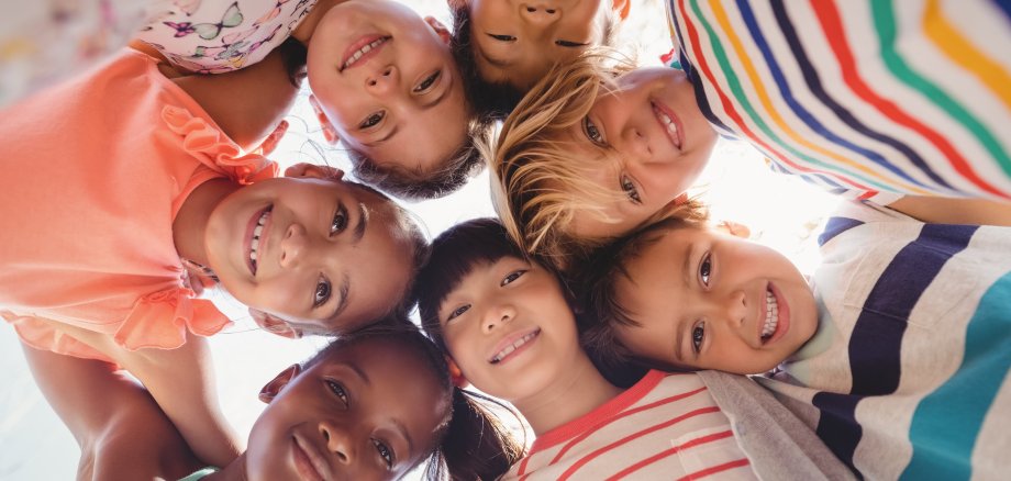 Gruppe fröhlicher Kinder