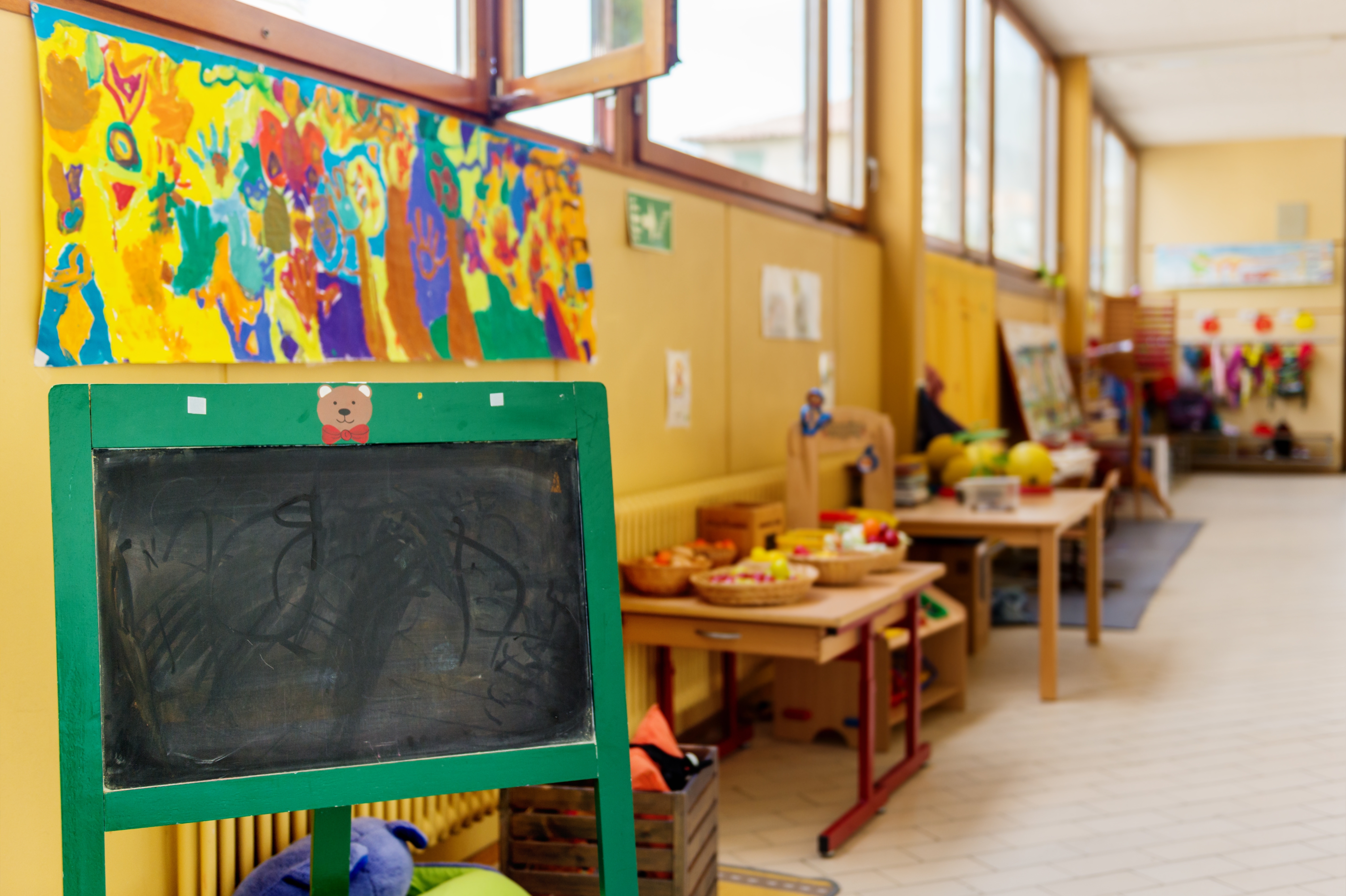 Flur in der Grundschule, Aufenthaltsbereich mit Spielzeug