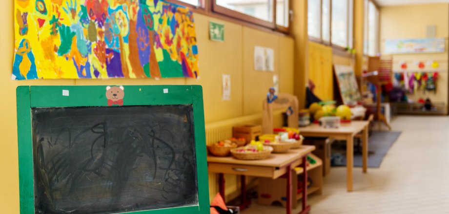 Flur in der Grundschule, Aufenthaltsbereich mit Spielzeug