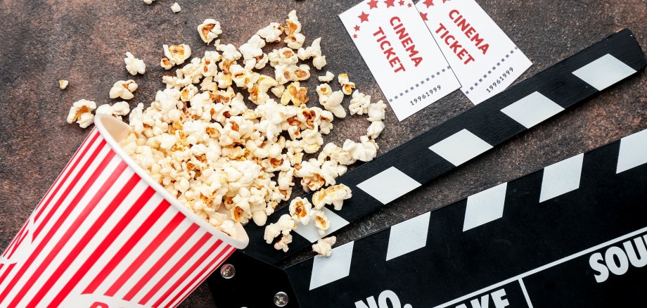 Popcorn, Kinokarten und Filmklatscher