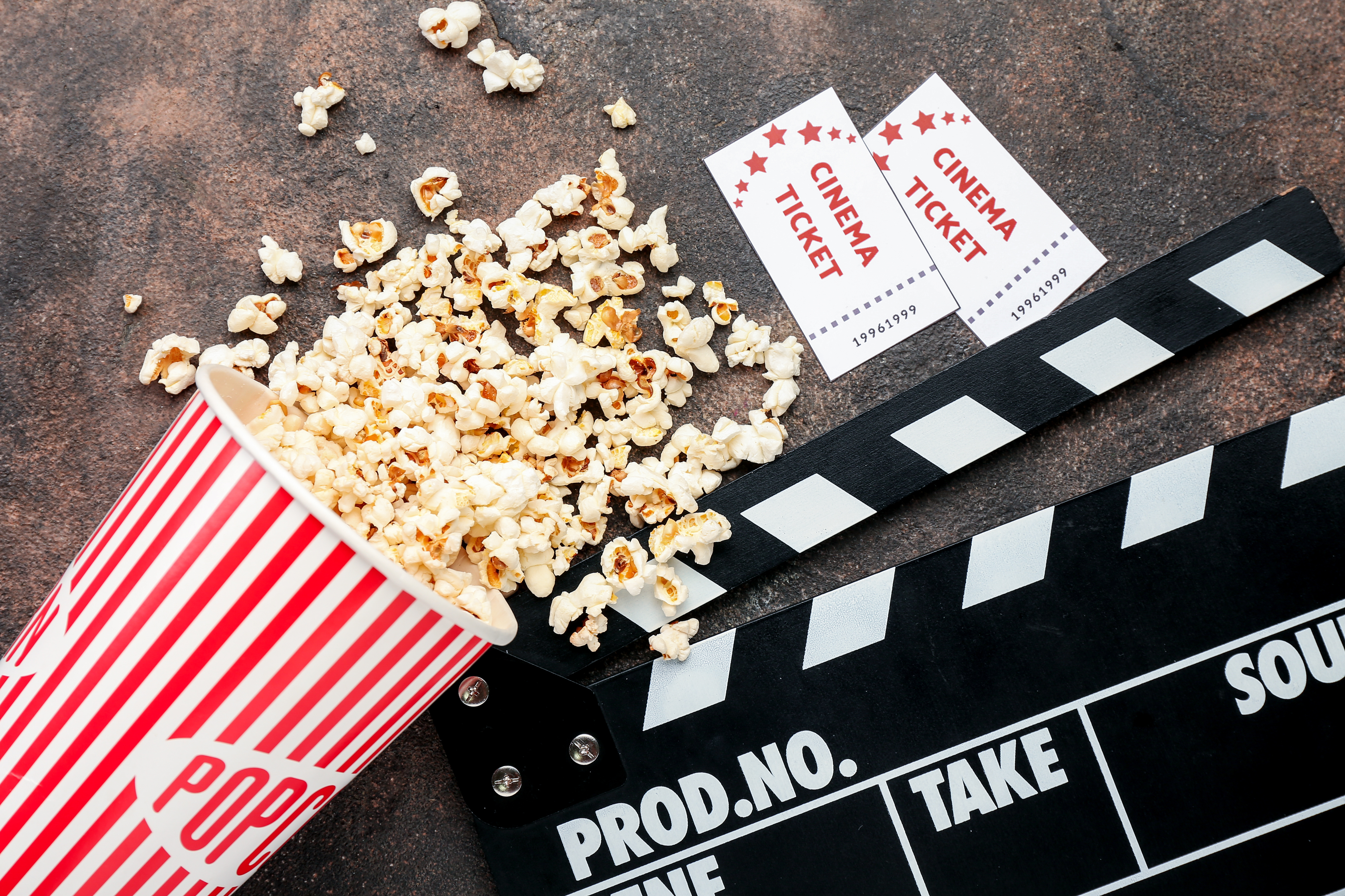 Popcorn, Kinokarten und Filmklatscher