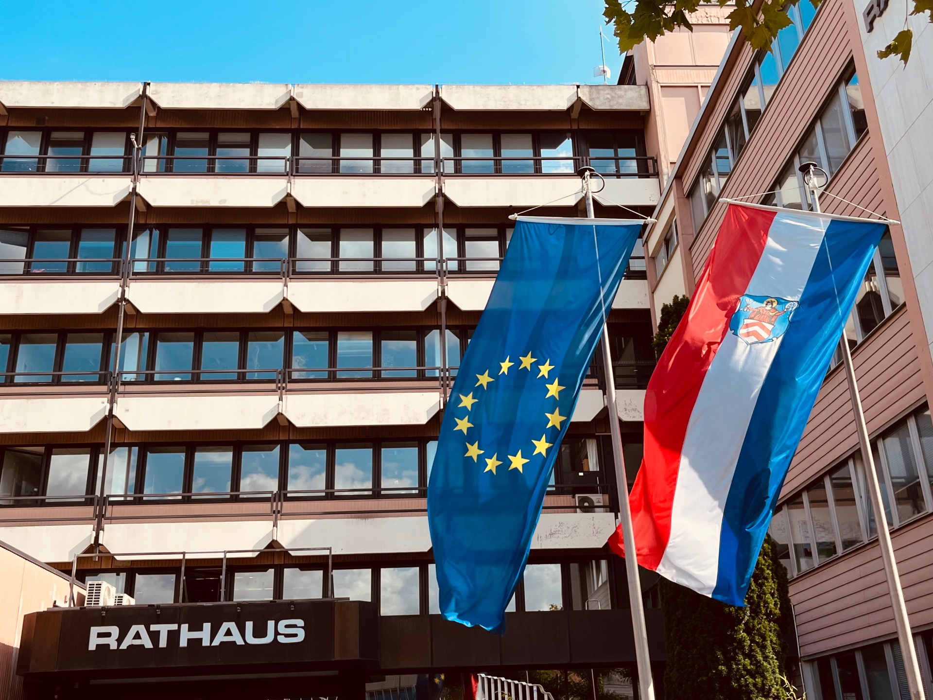 Rathaus mit Beflaggung