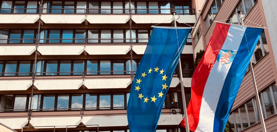 Rathaus mit Beflaggung