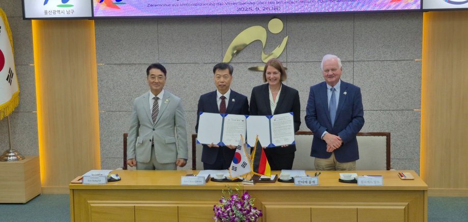 Unterzeichnung Kooperationsvereinbarung (Quelle: Steve Schwab) v. l. n. r. Sang-Gi Lee (Vorsitzender des Stadtrats, Stadtbezirk Ulsan Nam-gu), Chae-Gwon Lee (Vizebürgermeister Stadtbezirk Ulsan Nam-gu), Antje Runge (Bürgermeisterin Stadt Oberursel) und Wilfried Abt (Magistrat Stadt Oberursel). 