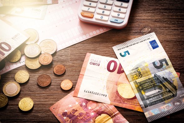 Euro-Banknoten und Münzen, Finanzen und Haushaltskonzept Euro-Banknoten und Münzen, Finanzen und Haushaltskonzept