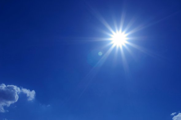 Strahlende Sonne am blauen Himmel