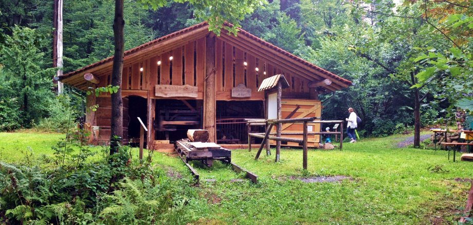 Holzhütte mit Säge im Schulwald