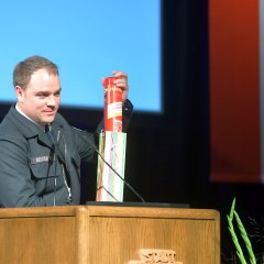 Stadtbrandinspektor Valentin Reuter spricht für die Feuerwehr Oberursel