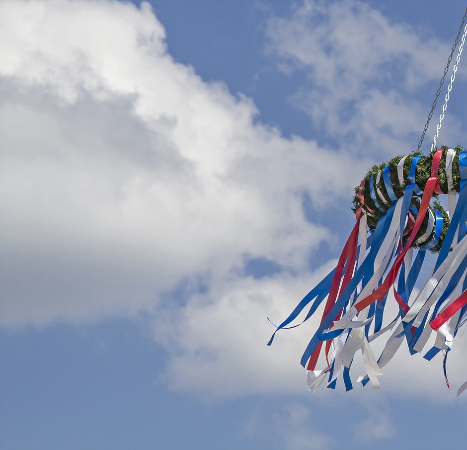 Bayrischer Maibaum vor weissblauem Wolkenhimmel