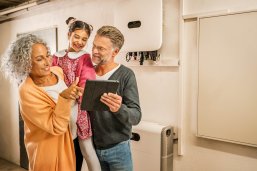 Fink&Fuchs - Kunde: LEA Hessen - Erweiterung Solarkampagne (Shooting Eigenheim) 25.10.2023  - ©markusfeger.de/Fink&Fuchs