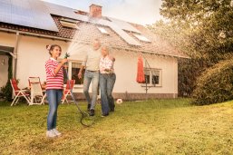 Fink&Fuchs - Kunde: LEA Hessen - Erweiterung Solarkampagne (Shooting Eigenheim) 25.10.2023  - ©markusfeger.de/Fink&Fuchs Fink&Fuchs - Kunde: LEA Hessen - Erweiterung Solarkampagne (Shooting Eigenheim) 25.10.2023  - ©markusfeger.de/Fink&Fuchs