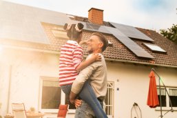 Fink&Fuchs - Kunde: LEA Hessen - Erweiterung Solarkampagne (Shooting Eigenheim) 25.10.2023 - ©markusfeger.de/Fink&Fuchs Fink&Fuchs - Kunde: LEA Hessen - Erweiterung Solarkampagne (Shooting Eigenheim) 25.10.2023 - ©markusfeger.de/Fink&Fuchs