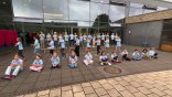 Schlülerinnen und Schüler vor der Burgwiesenschule