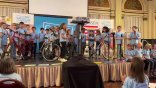 Schülerinnen und Schüler auf einer Bühne