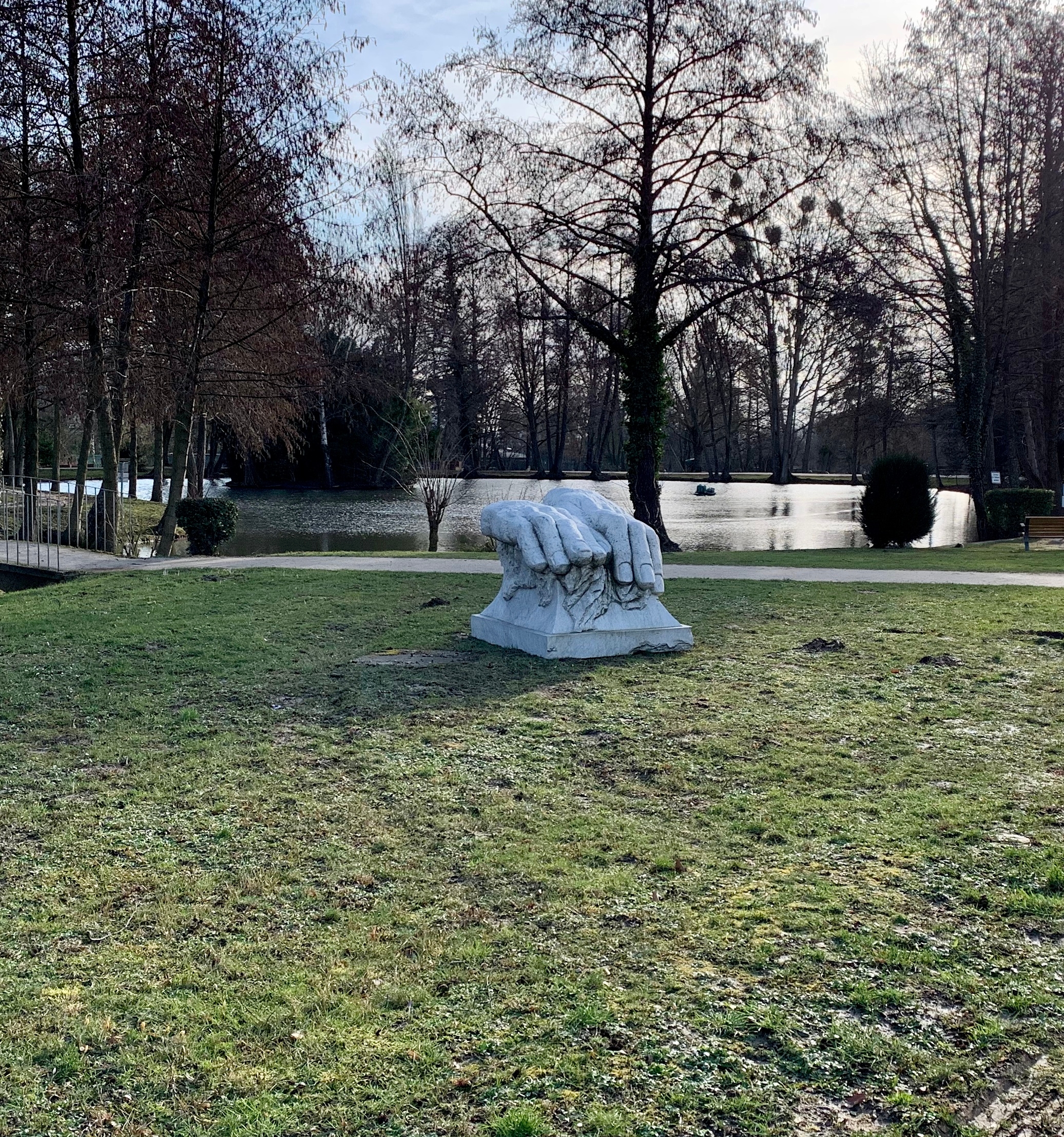 Chopin-Skulptur steht jetzt im Rushmoor-Park