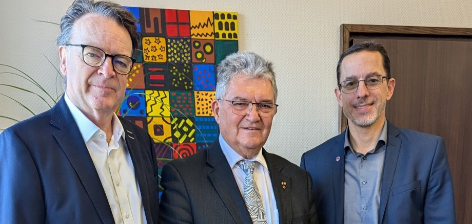 Foto: In der Mitte Walter Gernhard, rechts Oberursels Erster Stadtrat Jens Uhlig. Links ist der Direktor des Amtsgerichts zu sehen, Stephan Schmidt