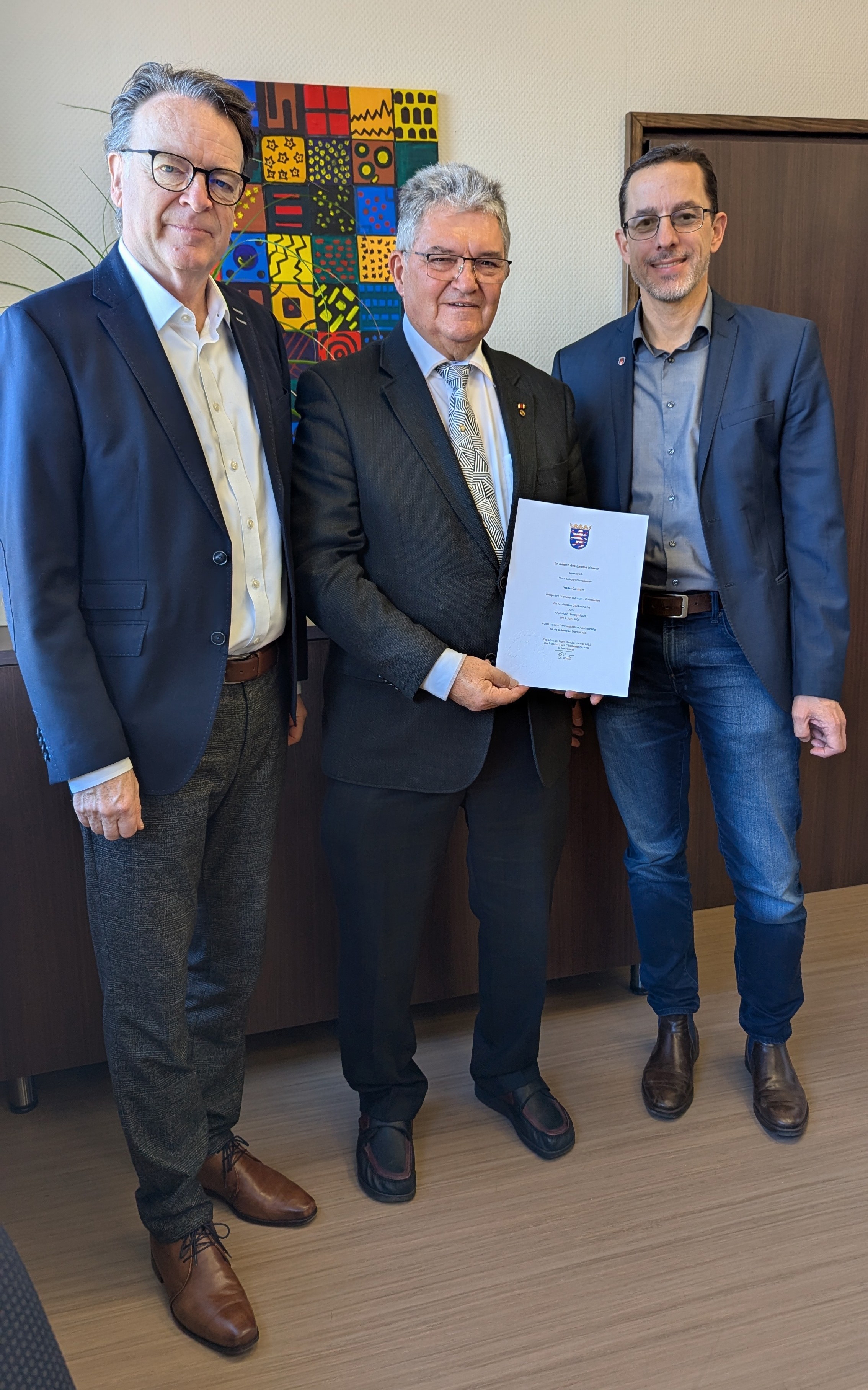 Foto: In der Mitte Walter Gernhard, rechts Oberursels Erster Stadtrat Jens Uhlig. Links ist der Direktor des Amtsgerichts zu sehen, Stephan Schmidt