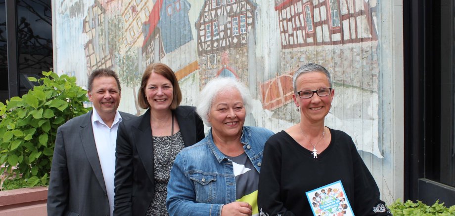 Foto Stadt Oberursel. Zu sehen sind v.l.n.r. Stadtrat Andreas Bernhardt, Bürgermeisterin Antje Runge, Abteilungsleiterin Kornelia Benner (Offene Kinder-, Jugend- und Seniorenarbeit) und die seit dem 1. Mai im Amt befindliche Kinderbeauftragte Monika Mertens 