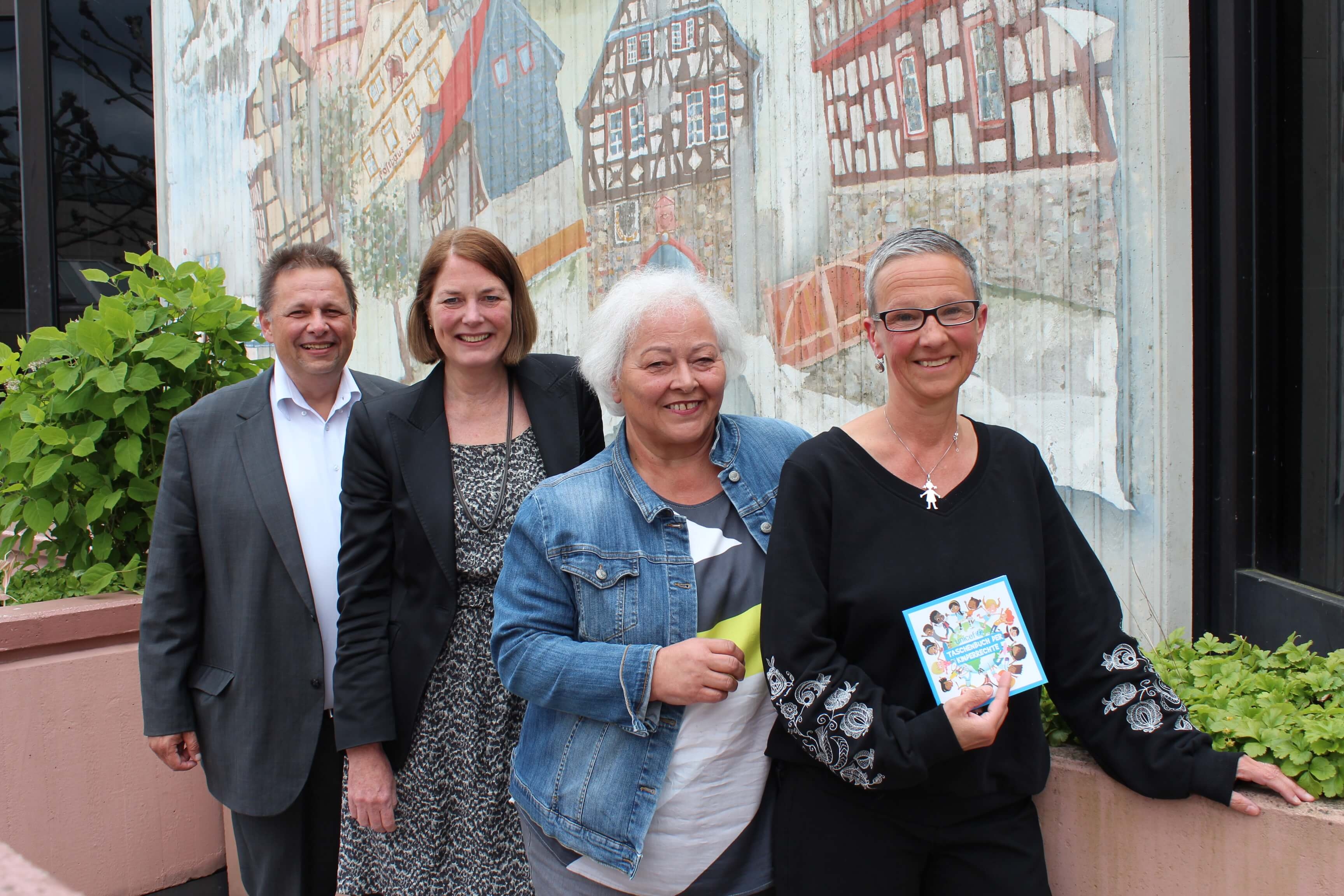 Foto Stadt Oberursel. Zu sehen sind v.l.n.r. Stadtrat Andreas Bernhardt, Bürgermeisterin Antje Runge, Abteilungsleiterin Kornelia Benner (Offene Kinder-, Jugend- und Seniorenarbeit) und die seit dem 1. Mai im Amt befindliche Kinderbeauftragte Monika Mertens 