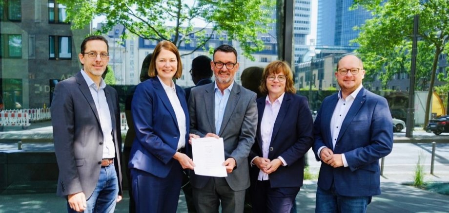 Von links nach rechts: Erster Stadtrat Jens Uhlig (Stadt Oberursel), Bürgermeisterin Antje Runge (Stadt Oberursel), Eric Menges (Geschäftsführer FrankfurtRheinMain GmbH International Marketing of the Region), Claudia Jäger (Verbandsdirektorin Regionalverband FrankfurtRheinMain) und Rouven Kötter (Erster Beigeordneter Regionalverband FrankfurtRheinMain) 