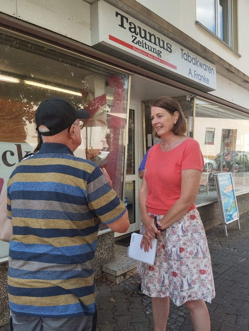 Das Foto zeigt Bürgermeisterin Antje Runge im Gespräch mit einem Bürger im Stadtteil Oberstedten.