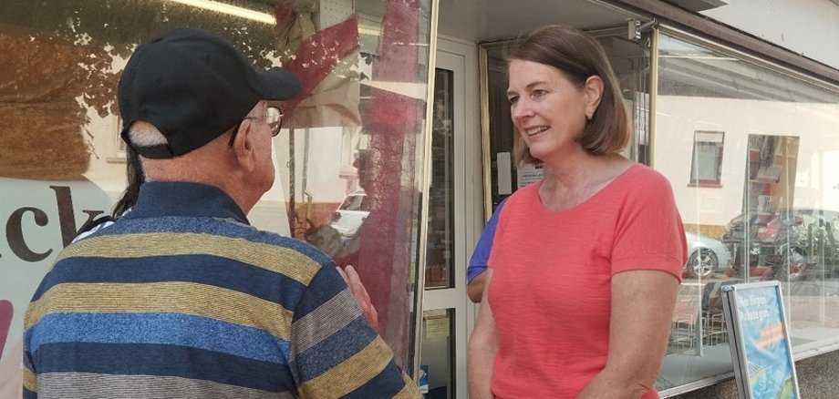 Das Foto zeigt Bürgermeisterin Antje Runge im Gespräch mit einem Bürger im Stadtteil Oberstedten.