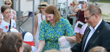 Bürgermeisterin Antje Runge und Stadtrat Andreas Bernhardt mit Kindern und Jugendlichen aus Vasilkyv