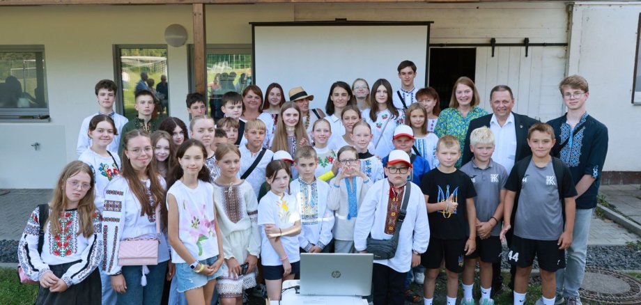 Kinder und Jugendliche aus Vasilkyv sowie Bürgermeisterin Antje Runge und Stadtrat Andreas Bernhardt. 