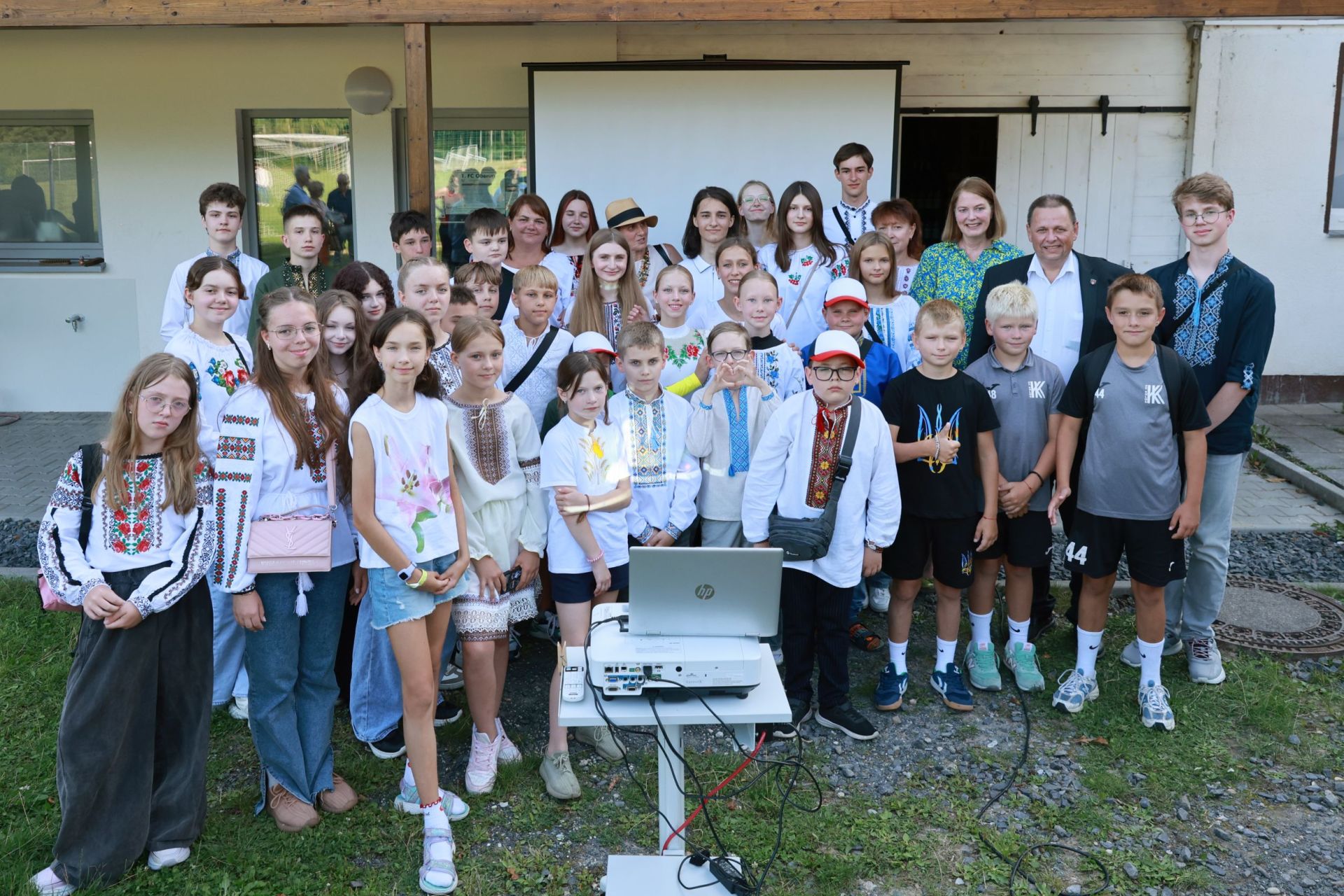Kinder und Jugendliche aus Vasilkyv sowie Bürgermeisterin Antje Runge und Stadtrat Andreas Bernhardt. 