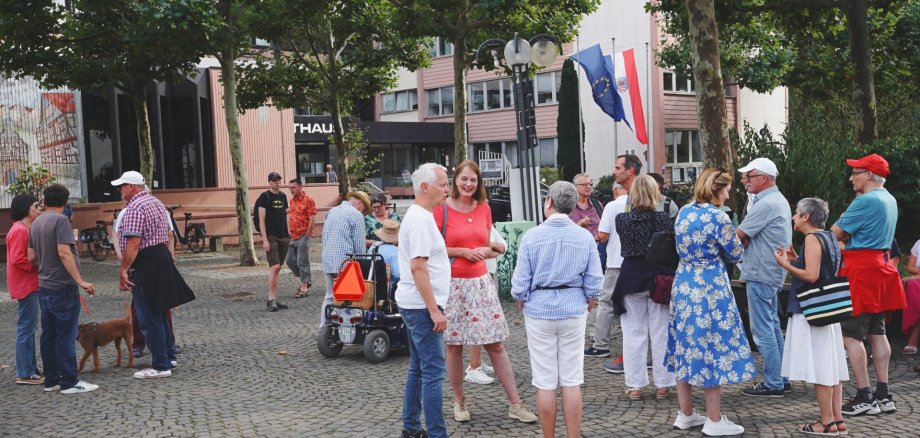 Bürgermeisterin Antje Runge im Gespräch mit Bürgerinnen und Bürgern während des Stadtspaziergangs zum Fokusraum Rathausareal des entstehenden Stadtentwicklungsplans (STEP).