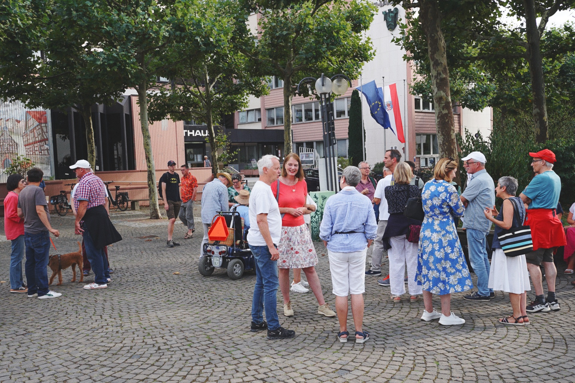 Bürgermeisterin Antje Runge im Gespräch mit Bürgerinnen und Bürgern während des Stadtspaziergangs zum Fokusraum Rathausareal des entstehenden Stadtentwicklungsplans (STEP).