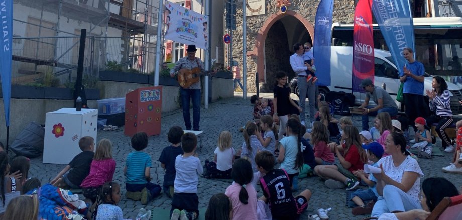 Zu sehen sind Kinder auf dem letztjährigen Altstadtmarktsamstag beim Auftritt des Kinderliedermachers Alys Paletti.