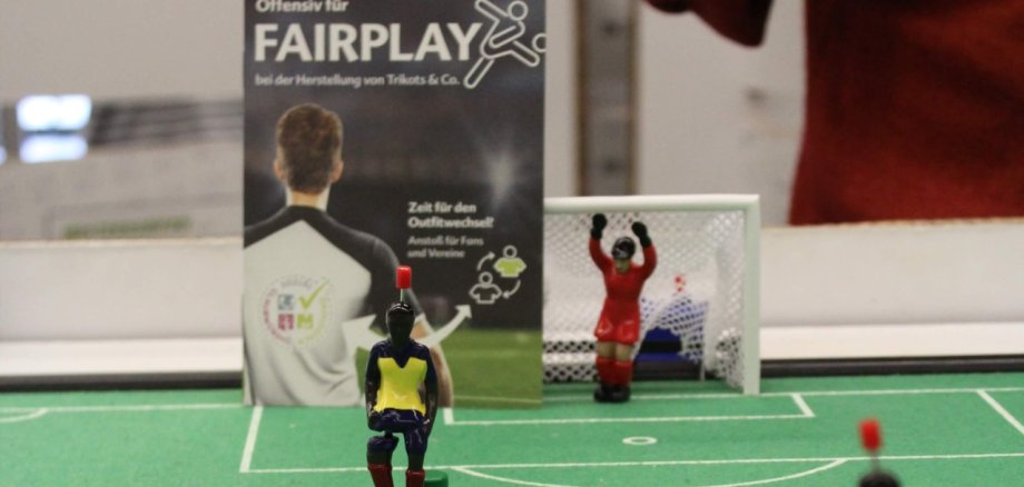 Zu sehen ist das Tischfußballspiel, das nun im Foyer des Oberurseler Rathauses während der Öffnungszeiten von den Besucherinnen und Besuchern der Ausstellung „Fit for Fair – Sport trifft Fairen Handel“ genutzt werden kann.