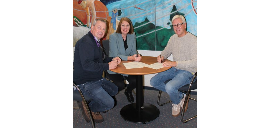 Bürgermeisterin Antje Runge sowie die Vorsitzenden der SC Eintracht Oberursel e. V., Udo Peschke (l.) und Robin Weber (r.), bei der Unterzeichnung des Nachtrags zum Nutzungsvertrag im Rathaus.